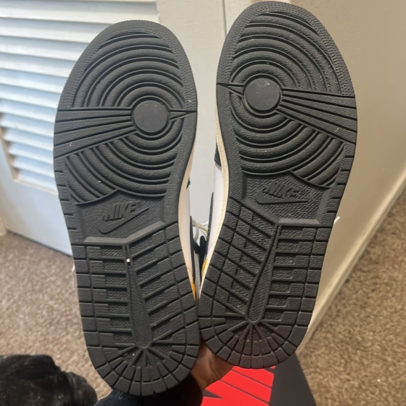 Nike Jordan 1 High Volt - Picture 4 of 5